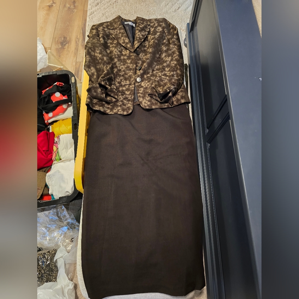 Long brown skirt set from Le Suit - Picture 5 of 6